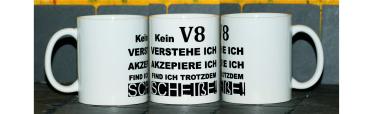 Weiße Tasse mit Spruch "KEIN V8!, VERSTEHE ICH, FINDE ICH TROTZDEM SCHEIßE"
