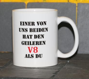 Weiße Tasse mit Spruch Weiße Tasse mit Spruch "EINER VON UNS BEIDEN HAT DEN GEILEREN V8 ALS DU"