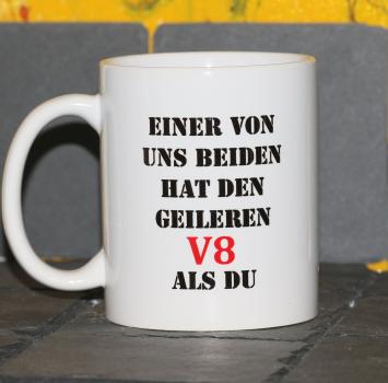 Weiße Tasse mit Spruch Weiße Tasse mit Spruch "EINER VON UNS BEIDEN HAT DEN GEILEREN V8 ALS DU"