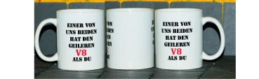 Weiße Tasse mit Spruch Weiße Tasse mit Spruch "EINER VON UNS BEIDEN HAT DEN GEILEREN V8 ALS DU"