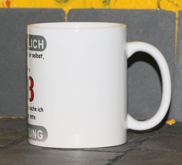 Weiße Tasse mit Spruch "NATÜRLICH SPRECHE ICH MIT MIR SELBST, ICH FAHRE V8; UND MANCHMAL BRAUCH ICH KOMPETENTE BERATUNG"