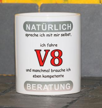 Weiße Tasse mit Spruch  "NATÜRLICH SPRECHE ICH MIT MIR SELBST, ICH FAHRE V8; UND MANCHMAL BRAUCH ICH KOMPETENTE BERATUNG"