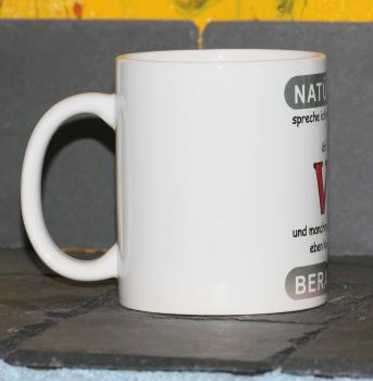 Weiße Tasse mit Spruch  "NATÜRLICH SPRECHE ICH MIT MIR SELBST, ICH FAHRE V8; UND MANCHMAL BRAUCH ICH KOMPETENTE BERATUNG"
