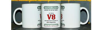 Weiße Tasse mit Spruch  "NATÜRLICH SPRECHE ICH MIT MIR SELBST, ICH FAHRE V8; UND MANCHMAL BRAUCH ICH KOMPETENTE BERATUNG"