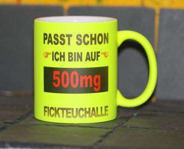 Neontasse mit Spruch "PASST SCHON ICH BIN AUF 500mf FICHTEUCHALLE"