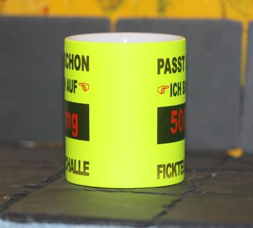Neontasse mit Spruch "PASST SCHON ICH BIN AUF 500mf FICHTEUCHALLE"