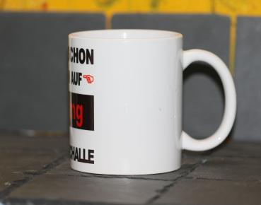 Weiße Tasse mit Spruch"PASST SCHON ICH BIN AUF 500mf FICHTEUCHALLE"