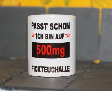 Weiße Tasse mit Spruch "PASST SCHON ICH BIN AUF 500mf FICHTEUCHALLE"