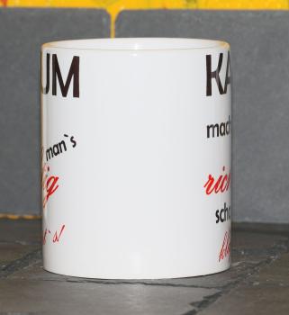 Weiße Tasse mit Spruch "KAUM MACHT MAN´S RICHTIG SCHON KLAPPTS"