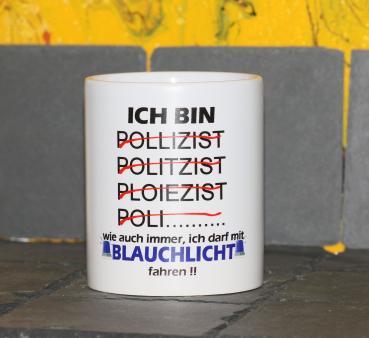 Weiße Tasse mit Spruch Polizist "ACH EGAL ICH DARF MIT BLAULICHT FAHREN"