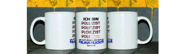 Weiße Tasse mit Spruch Polizist "ACH EGAL ICH DARF MIT BLAULICHT FAHREN"