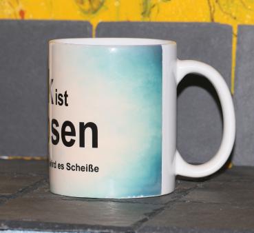 Weiße Tasse mit Spruch "GLÜCK IST WIE PUPSENWENN MAN ES ERZWINGT"