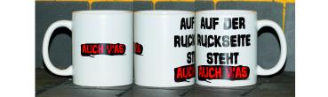 Weiße Tasse mit Spruch "AUF DER RÜCKSEITE STEHT AUCH WAS"