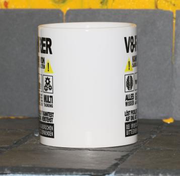 Weiße Tasse mit Spruch "V8 FAHRER KANN SPUREN VON SARKASMUS ENTHALTEN"
