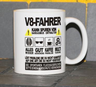 Weiße Tasse mit Spruch "V8 FAHRER KANN SPUREN VON SARKASMUS ENTHALTEN"