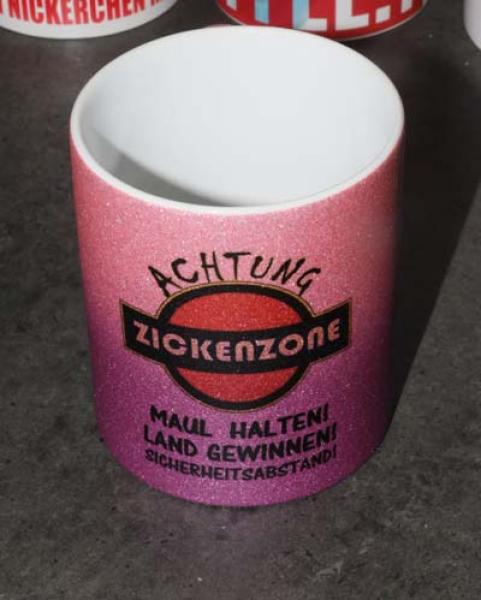 Weiße Tasse mit Spruch "ACHTUNG ZICKENZONE"