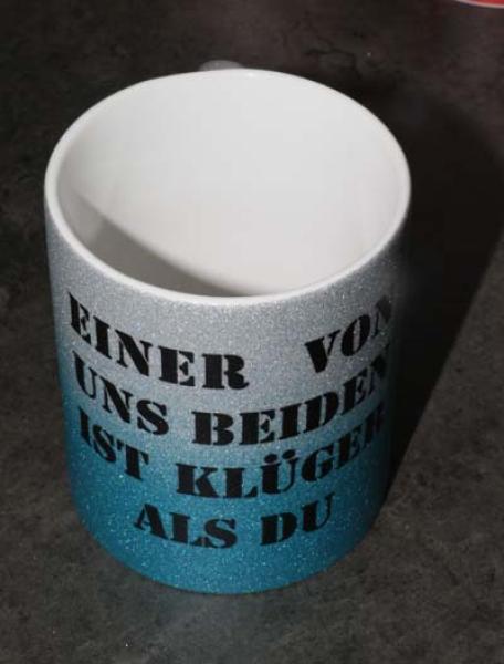 Weiße Tasse mit Spruch "EINER VON UNS BEIDEN IST KLÜGER ALS DU"