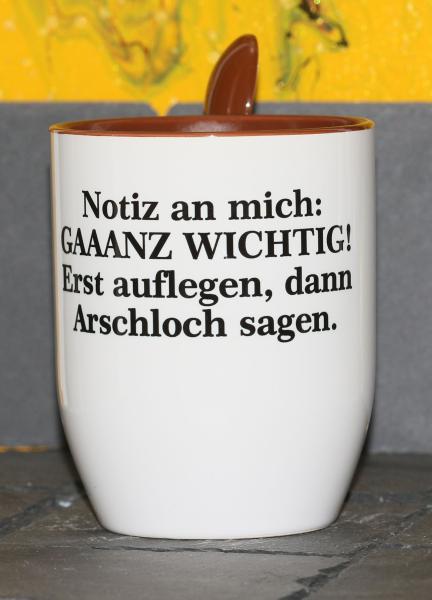 Weiße Tasse mit Spruch "GANZ WICHTIG!, ERST AUFLEGEN; DANN ARSCHLOCH SAGEN!"