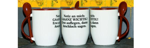 Weiße Tasse mit Spruch "GANZ WICHTIG!, ERST AUFLEGEN; DANN ARSCHLOCH SAGEN!"