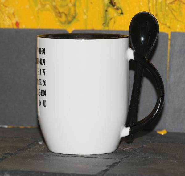 Weiße Tasse mit Spruch "EINER VON UNS BEIDENHATT EIN GEILEREN MOTORWAGEN ALS DU!"