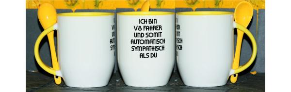 Weiße Tasse mit Spruch "ICH BIN V8 FAHRER UNS SOMIT SYMPATISCHER ALS DU"