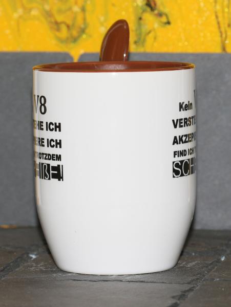 Weiße Tasse mit Spruch "KEIN V8!, VERSTEHE ICH, FINDE ICH TROTZDEM SCHEIßE"
