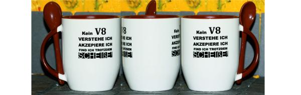 Weiße Tasse mit Spruch "KEIN V8!, VERSTEHE ICH, FINDE ICH TROTZDEM SCHEIßE"