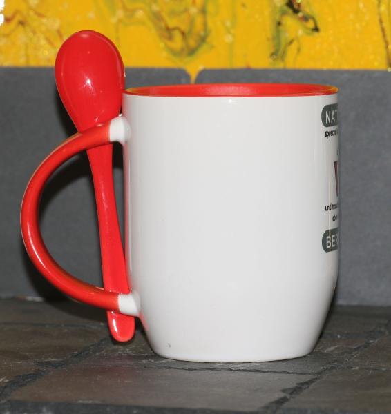 Weiße Tasse mit Spruch  "NATÜRLICH SPRECHE ICH MIT MIR SELBST, ICH FAHRE V8; UND MANCHMAL BRAUCH ICH KOMPETENTE BERATUNG"