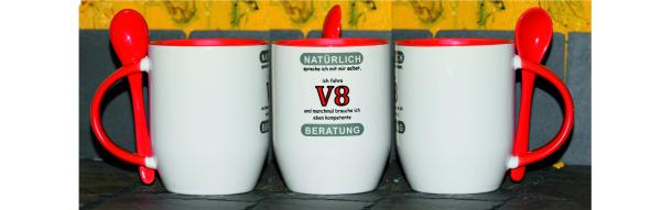 Weiße Tasse mit Spruch  "NATÜRLICH SPRECHE ICH MIT MIR SELBST, ICH FAHRE V8; UND MANCHMAL BRAUCH ICH KOMPETENTE BERATUNG"