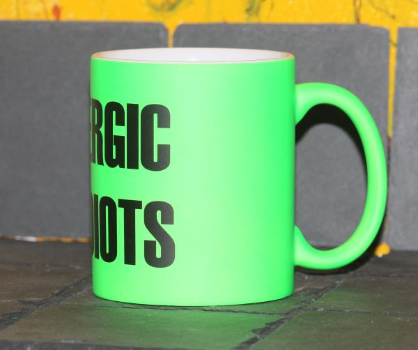 Neontasse mit Spruch "ALLERGIC TO IDIOTS"