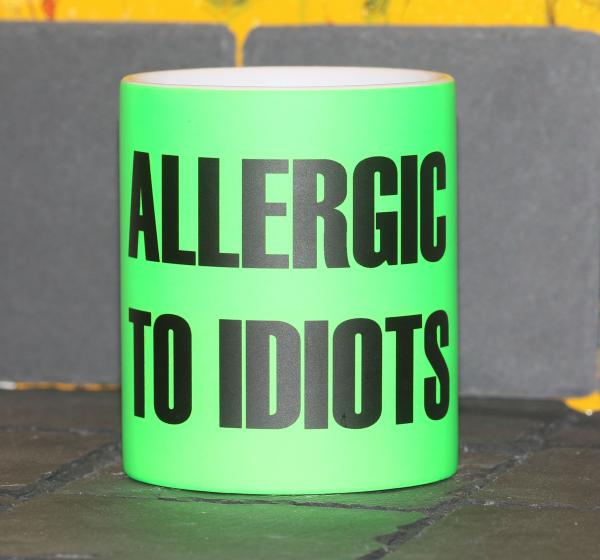 Neontasse mit Spruch "ALLERGIC TO IDIOTS"