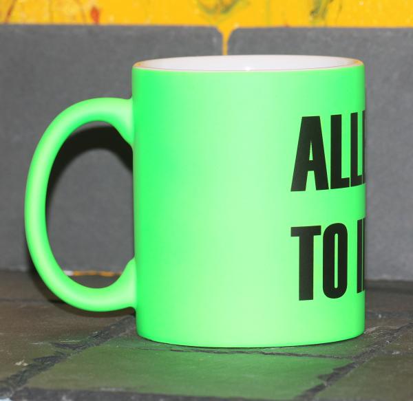 Neontasse mit Spruch "ALLERGIC TO IDIOTS"