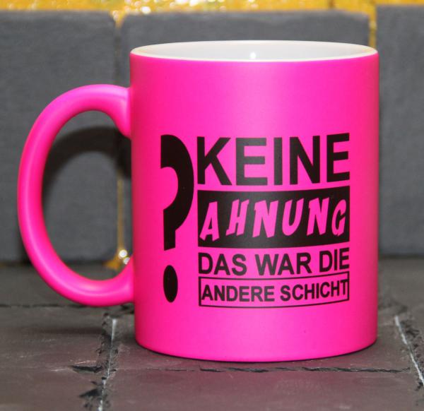 Neontasse mit Spruch "KEINE AHNUNG DAS WAR DIE ANDERE SCHICHT"