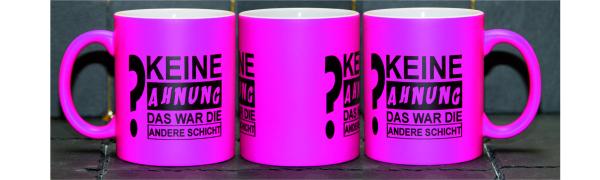 Neontasse mit Spruch "KEINE AHNUNG DAS WAR DIE ANDERE SCHICHT"