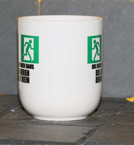 Weiße Tasse mit SpruchWeiße Tasse mit Spruch "DIE EINEN RENNEN RAUS DIE ANDEREN RENNEN REIN"