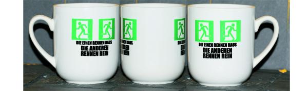 Weiße Tasse mit Spruch Weiße Tasse mit Spruch "DIE EINEN RENNEN RAUS DIE ANDEREN RENNEN REIN"