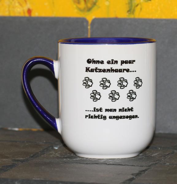 Weiße Tasse mit Spruch  "OHNE EIN PAAR KATZENHAARE, IST MAN NICHT RICHTIG ANGEZOGEN"