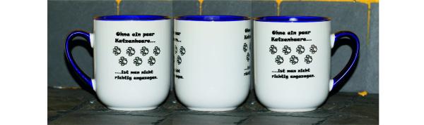 Weiße Tasse mit Spruch  "OHNE EIN PAAR KATZENHAARE, IST MAN NICHT RICHTIG ANGEZOGEN"