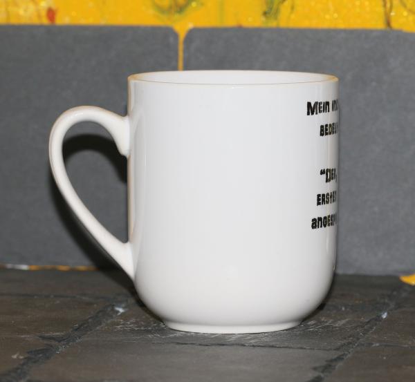 Weiße Tasse mit Spruch "MEIN INDIANISCHER NAME BEDEUTET"