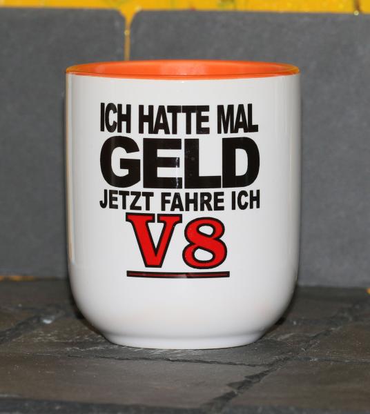 Weiße Tasse mit Spruch "FRÜHER HATTE ICH GELD, JETZT FAHRE ICH V8"