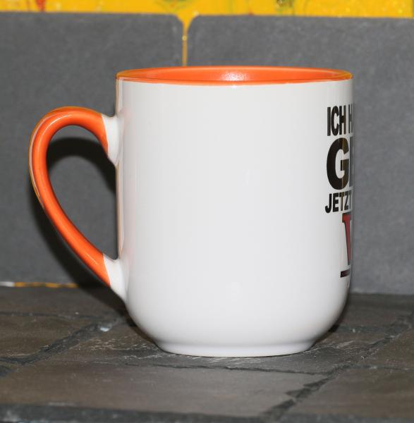 Weiße Tasse mit Spruch "FRÜHER HATTE ICH GELD, JETZT FAHRE ICH V8"