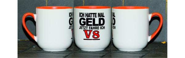 Weiße Tasse mit Spruch "FRÜHER HATTE ICH GELD, JETZT FAHRE ICH V8"