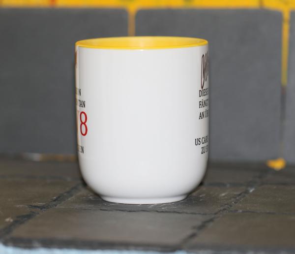 Weiße Tasse mit Spruch "WARNUNG, DIESE PERSON FÄNGT SPONTAN AN ÜBER V8 US CARS ZU SPRECHEN"