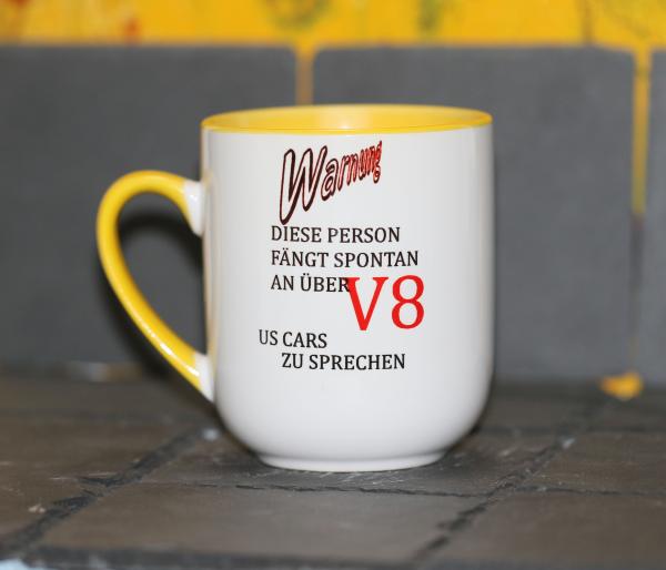 Weiße Tasse mit Spruch "WARNUNG, DIESE PERSON FÄNGT SPONTAN AN ÜBER V8 US CARS ZU SPRECHEN"