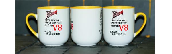 Weiße Tasse mit Spruch "WARNUNG, DIESE PERSON FÄNGT SPONTAN AN ÜBER V8 US CARS ZU SPRECHEN"
