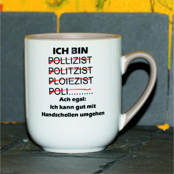 Weiße Tasse mit Spruch Polizist "ACH EGAL ICH KANN GUT MIT HANDSCHELLEN UMGEHEN"