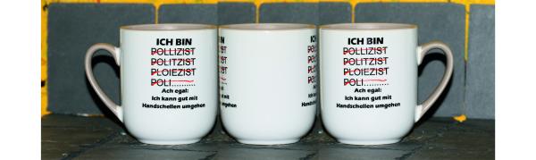 Weiße Tasse mit Spruch Polizist "ACH EGAL ICH KANN GUT MIT HANDSCHELLEN UMGEHEN"