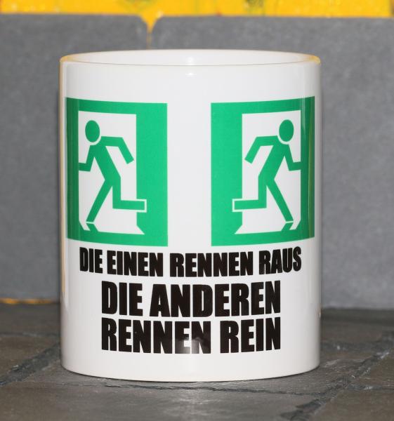Weiße Tasse mit Spruch "DIE EINEN RENNEN RAUS DIE ANDEREN RENNEN REIN"