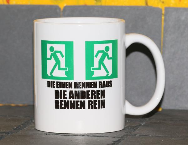 Weiße Tasse mit Spruch "DIE EINEN RENNEN RAUS DIE ANDEREN RENNEN REIN"