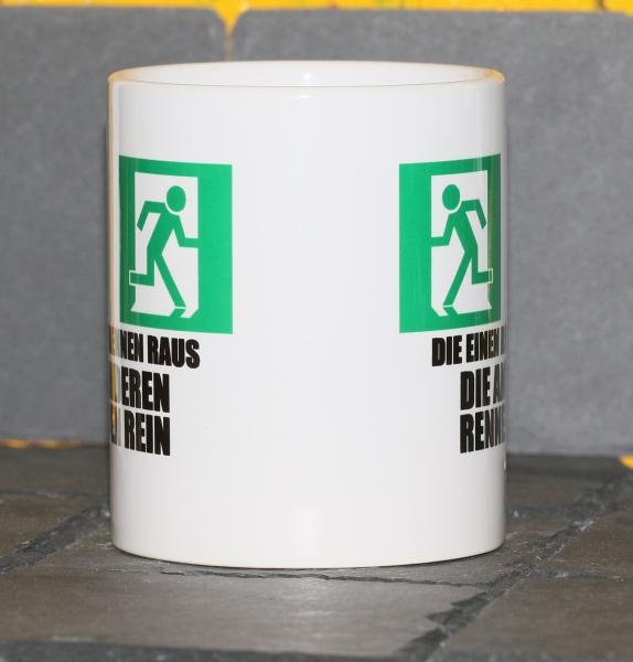 Weiße Tasse mit Spruch "DIE EINEN RENNEN RAUS DIE ANDEREN RENNEN REIN"